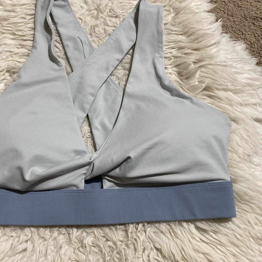 Fabletics‎ Oasis Twist Sports Bra In Arctic Grey/Raincloud Size 1X
